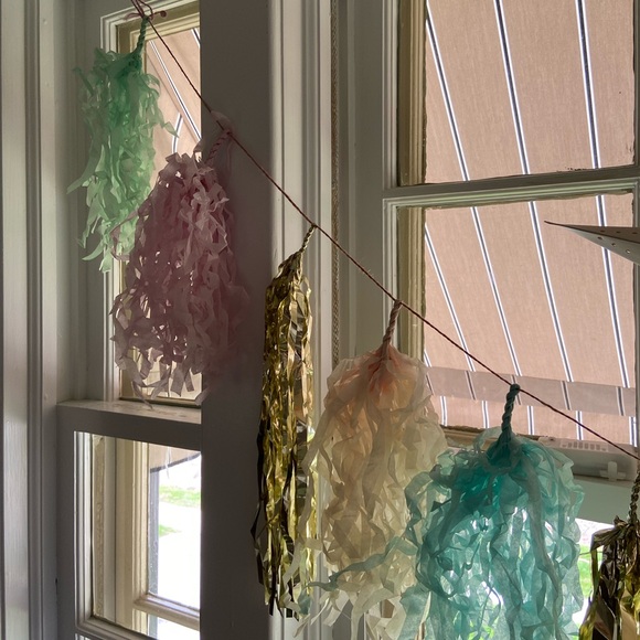 Urban Outfitters streamer decoration - Picture 2 of 4
